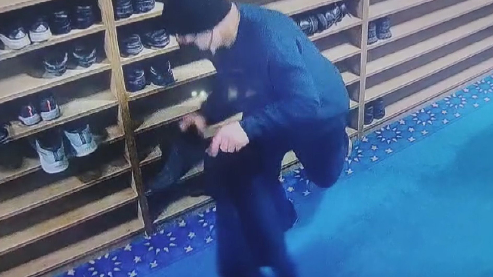 Sultangazi'de camideki ayakkabı hırsızlığı! O anlar kamerada