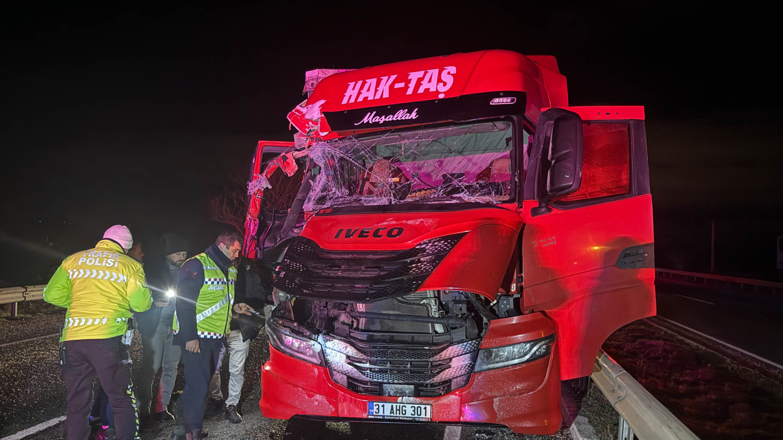 Uşak'ta iki TIR çarpıştı: 1 yaralı