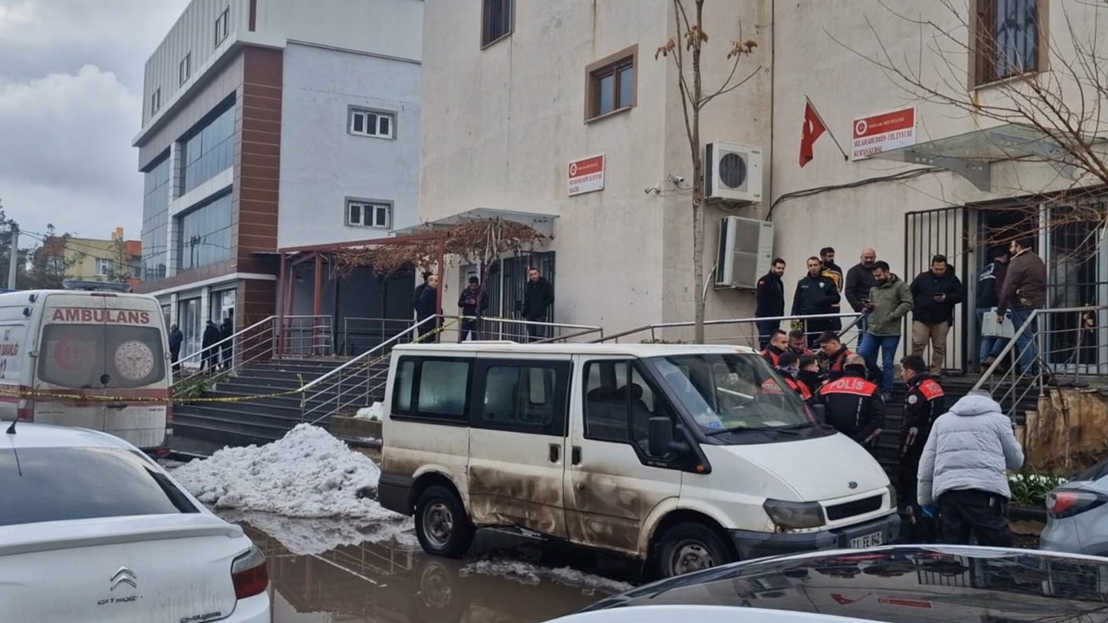 Yüzleri maskeli iki kişi tarafından pompalı tüfekle öldürüldü