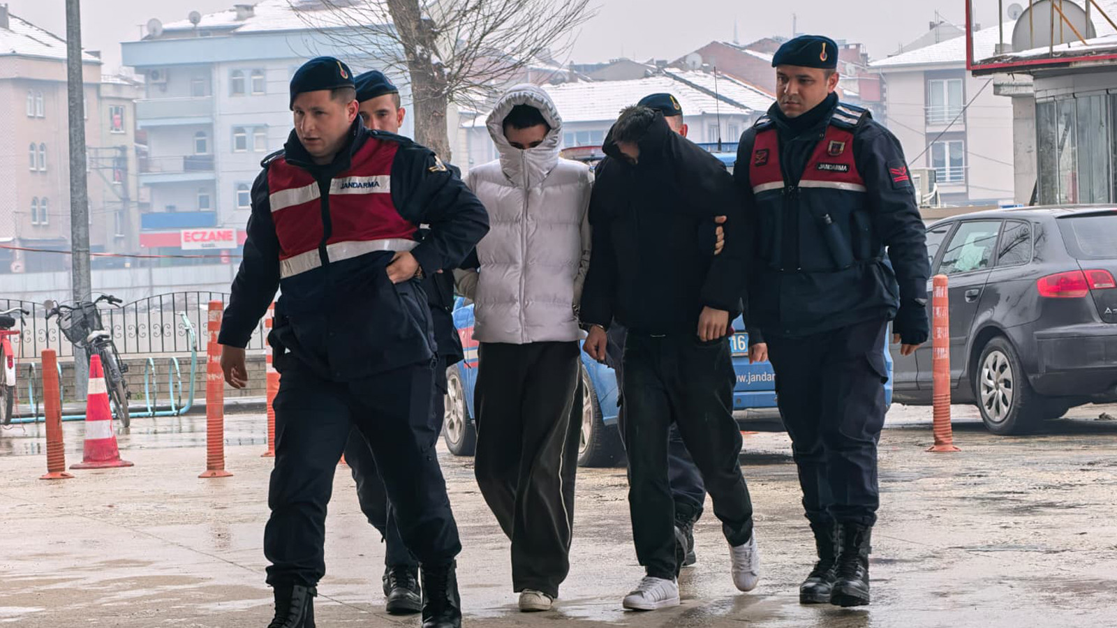 250 metrelik internet kablolarını çalan 2 şüpheli tutuklandı