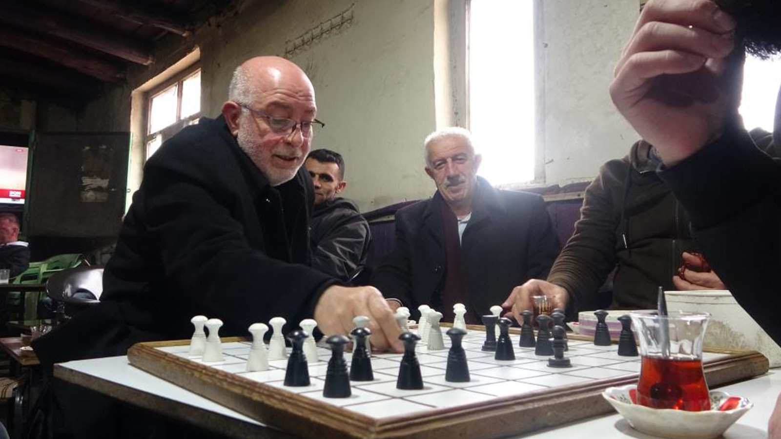 40 yıllık çay evine ziyaretçi akını: Kağıt yerine satranç oynuyorlar