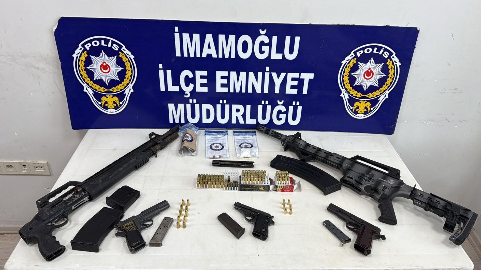 Adana'da çiftlik evine baskın: Silahlar ve uyuşturucu madde bulundu 