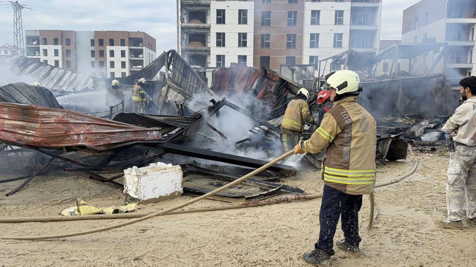 Arnavutköy’de şantiye konteynerlerinde yangın: Faciadan dönüldü!