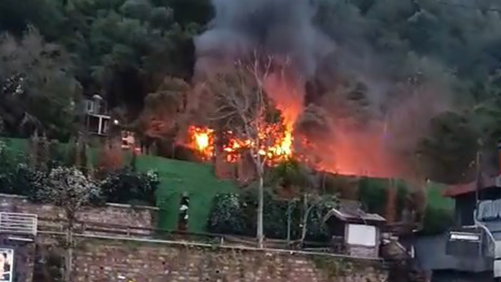 Beşiktaş'ta restoranın müştemilatı alev alev yandı