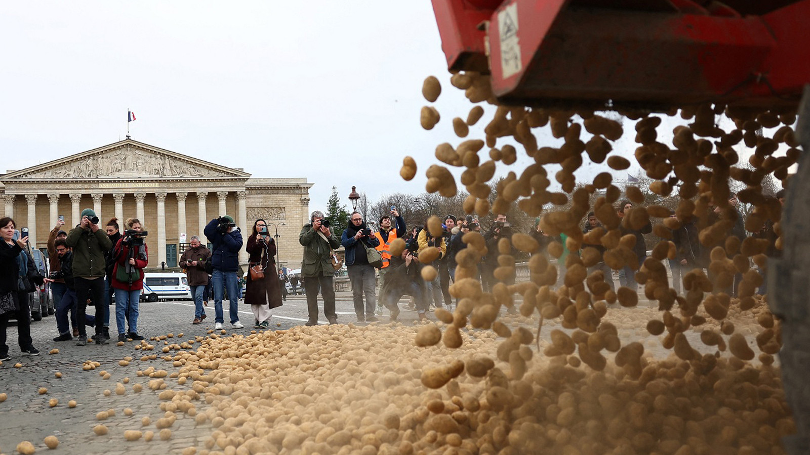 Çiftçiler, Ulusal Meclis'in önüne 30 ton patates döktü