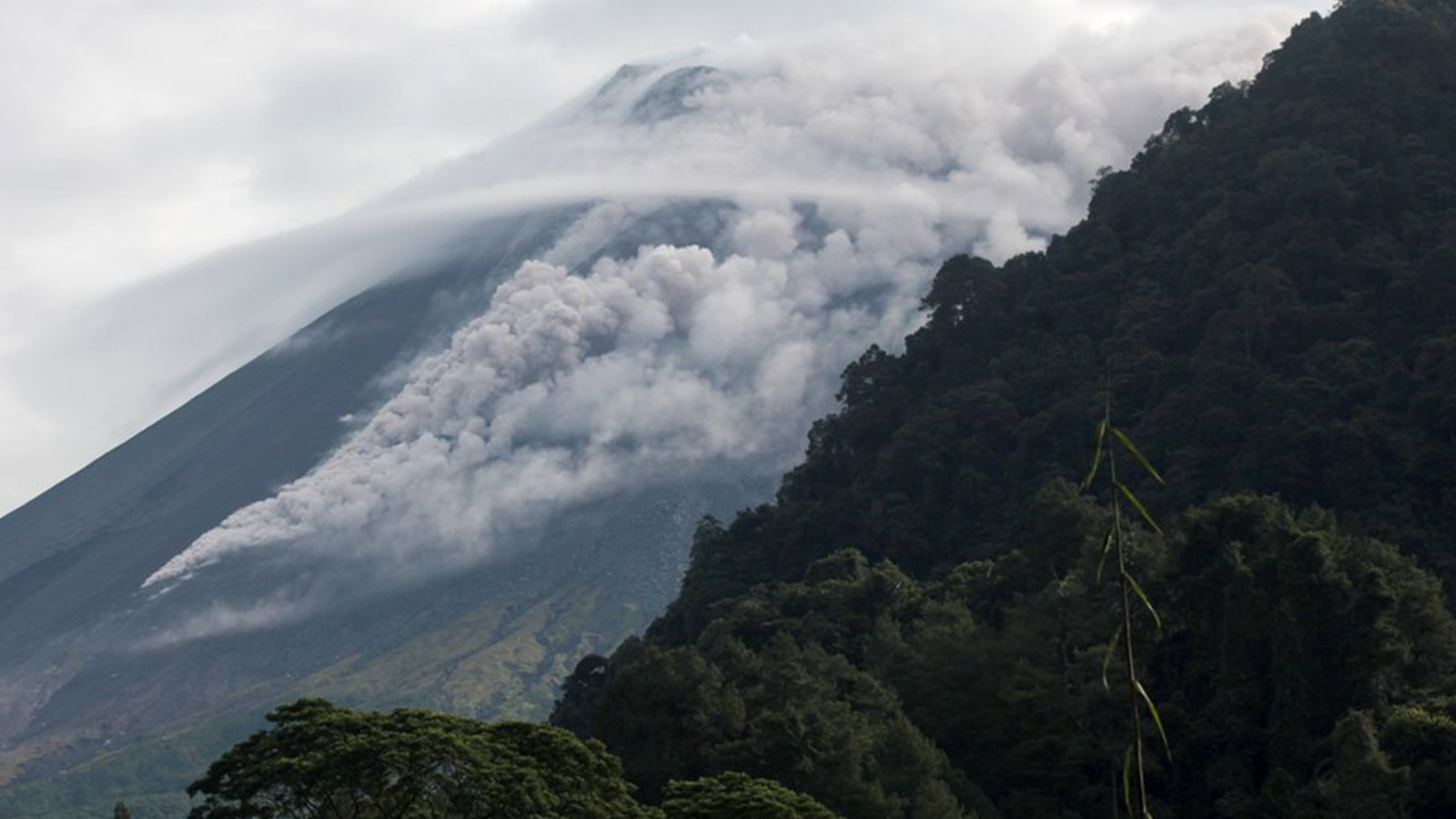 Endonezya'daki Marapi Yanardağı yeniden kül püskürttü