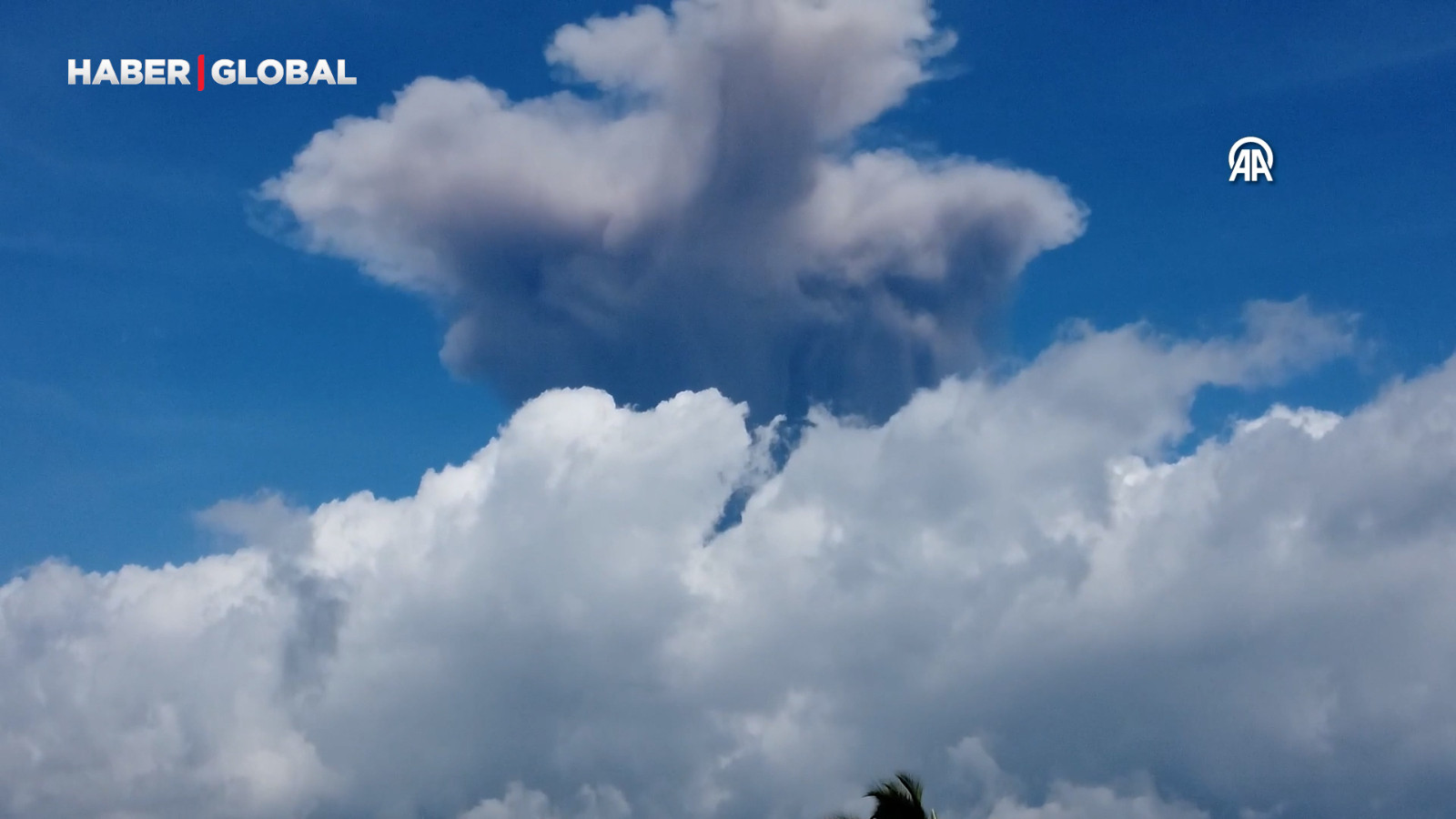 Endonezya'daki Marapi Yanardağı yeniden kül püskürttü