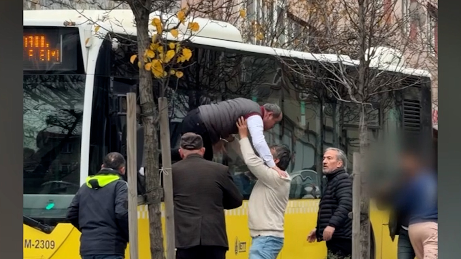 İETT şoförü, otobüsün camından çıkarak kavgaya böyle atladı