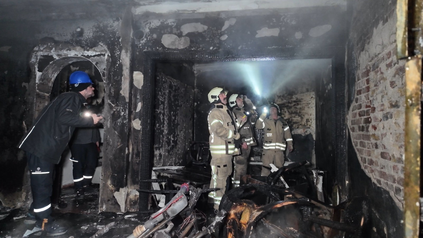 Kadıköy'de korkutan yangın: 1'i ağır 8 yaralı 