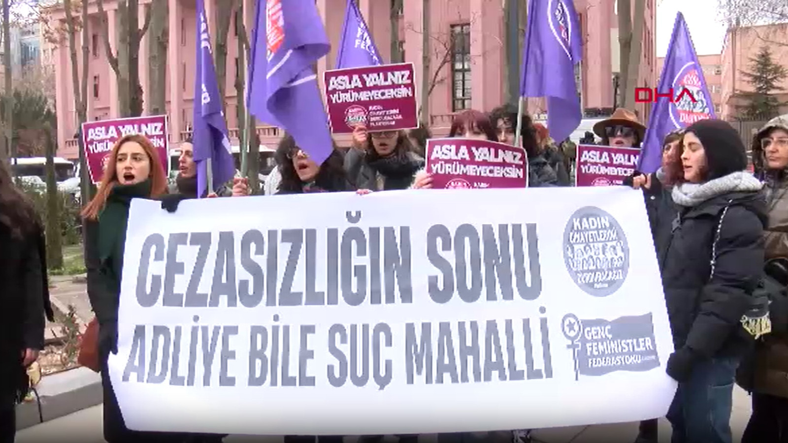 Kadın hakime silahlı saldırı, Bakanlık önünde protesto edildi