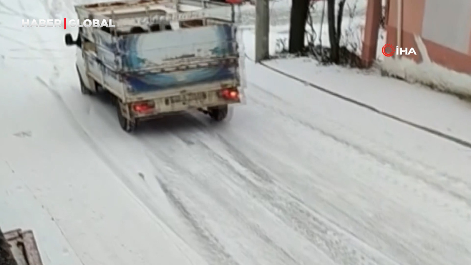 Kamyonet buzlanan yolda kayarak ilerledi