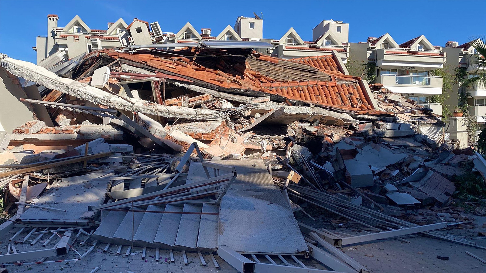 Marmaris'te tadilattaki 5 katlı apart otel çöktü