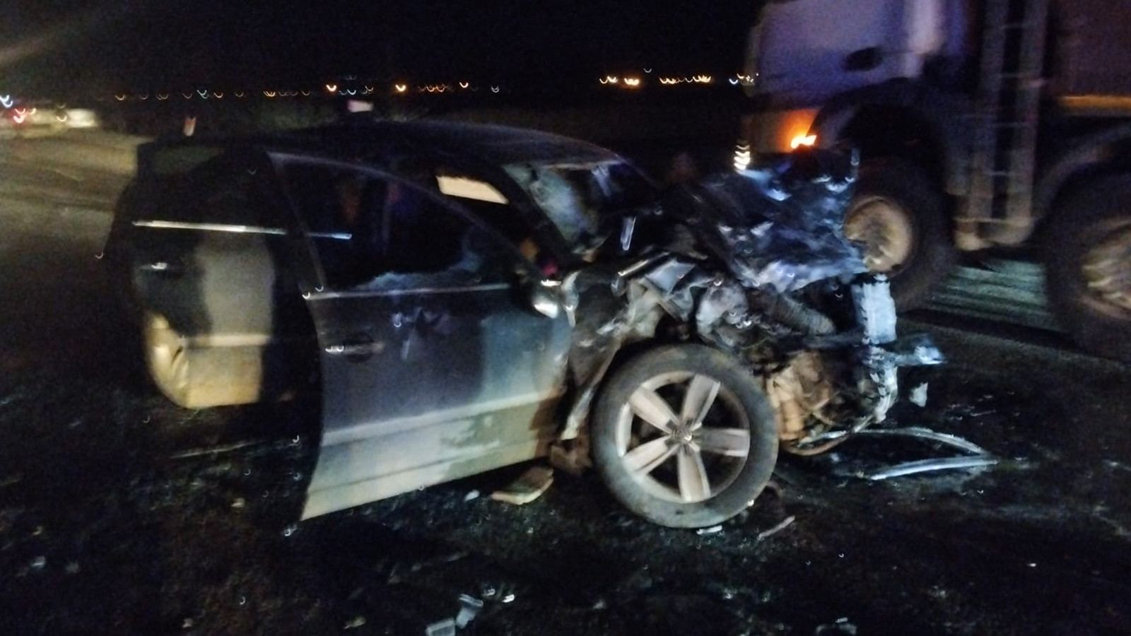 Otomobil ile minibüs kafa kafaya çarpıştı! Ölü ve yaralılar var