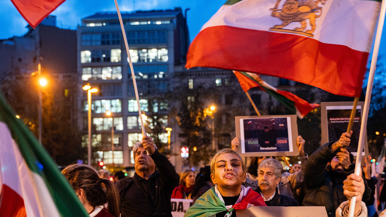 Polonya ve İtalya’dan İran’daki vatandaşlarına acil çağrı