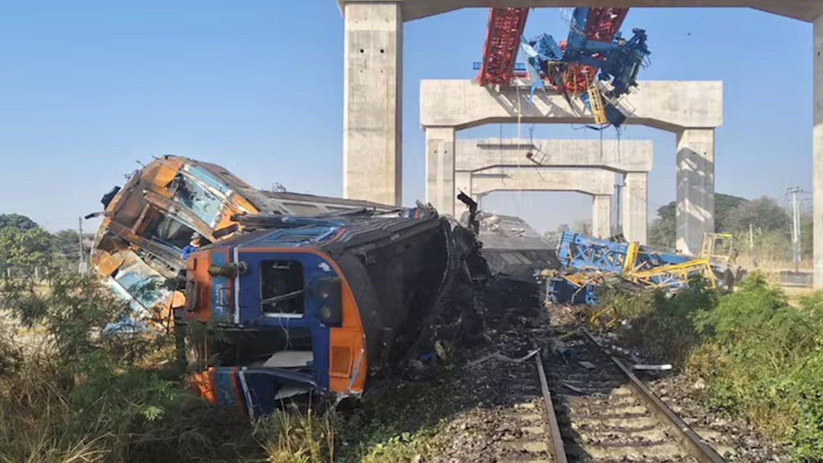 Tayland'da vinç faciası: Trenin üzerine devrilmesi sonucu 22 kişi öldü, en az 30 kişi yaralandı