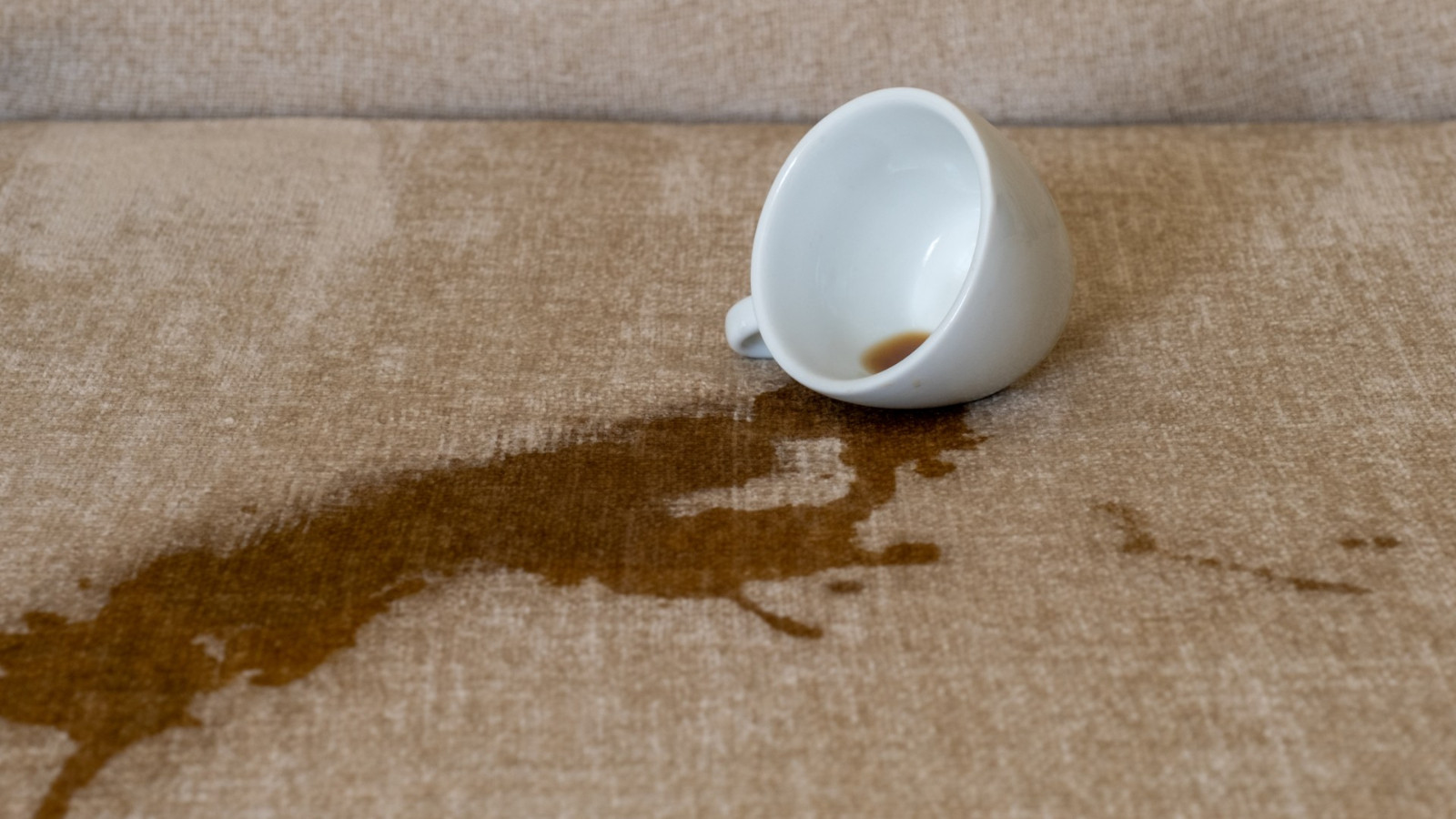 İşte koltuklarınızı mahveden lekelerden kurtulmanın doğal yolu