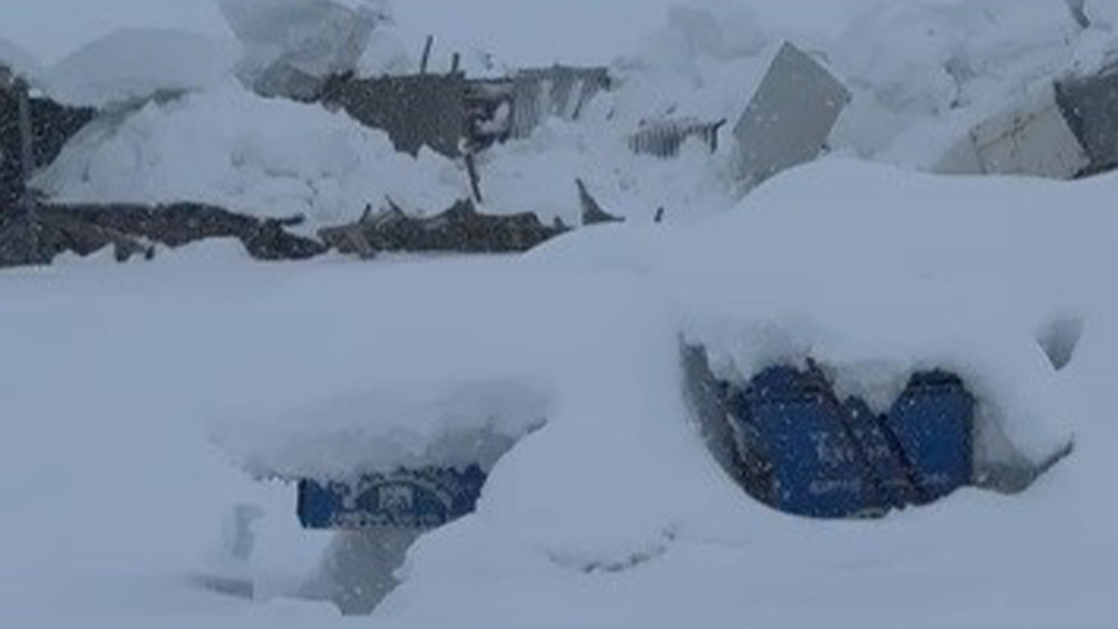 Tunceli’de kar yüküne dayanamayan iş yerinin çatısı çöktü