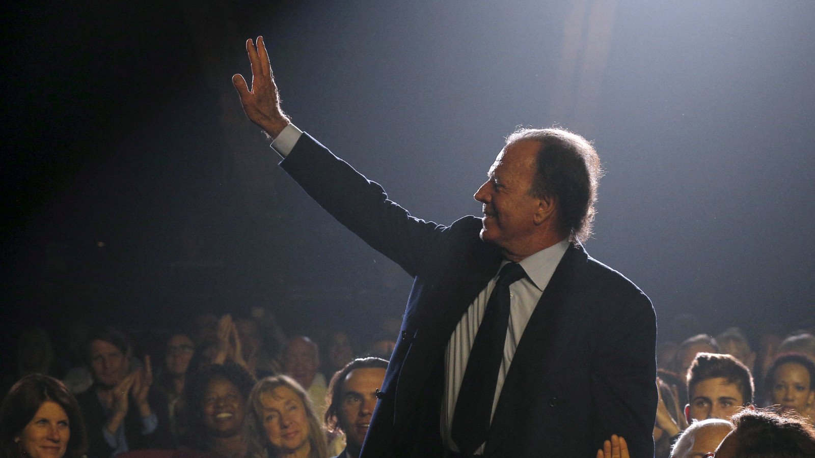 Ünlü şarkıcı Julio Iglesias'la ilgili şoke eden iddialar: Üzerimizde her istediğini yapıyordu!