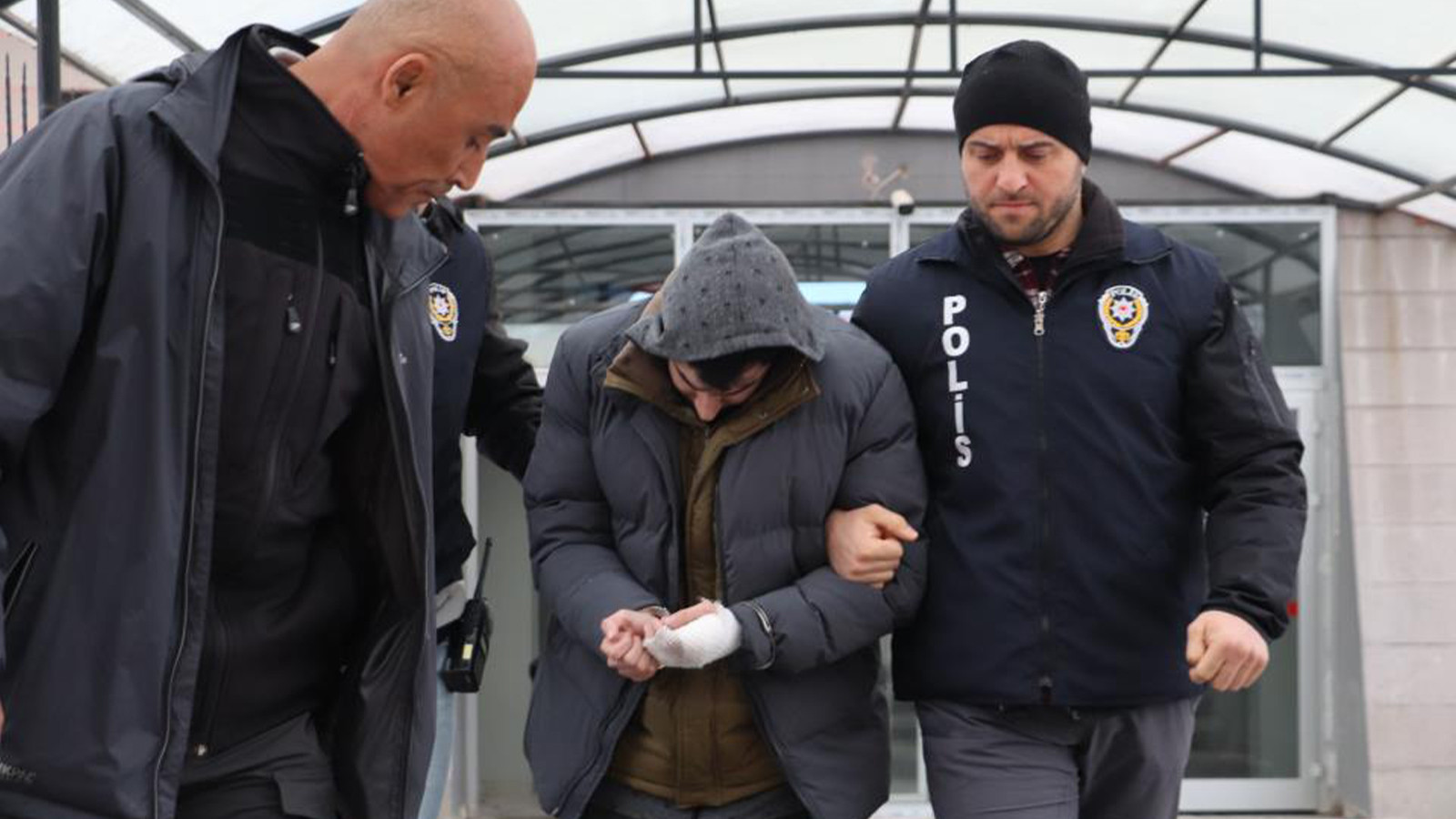 Üvey babasını bıçakla ağır yaralayan şahıs tutuklandı