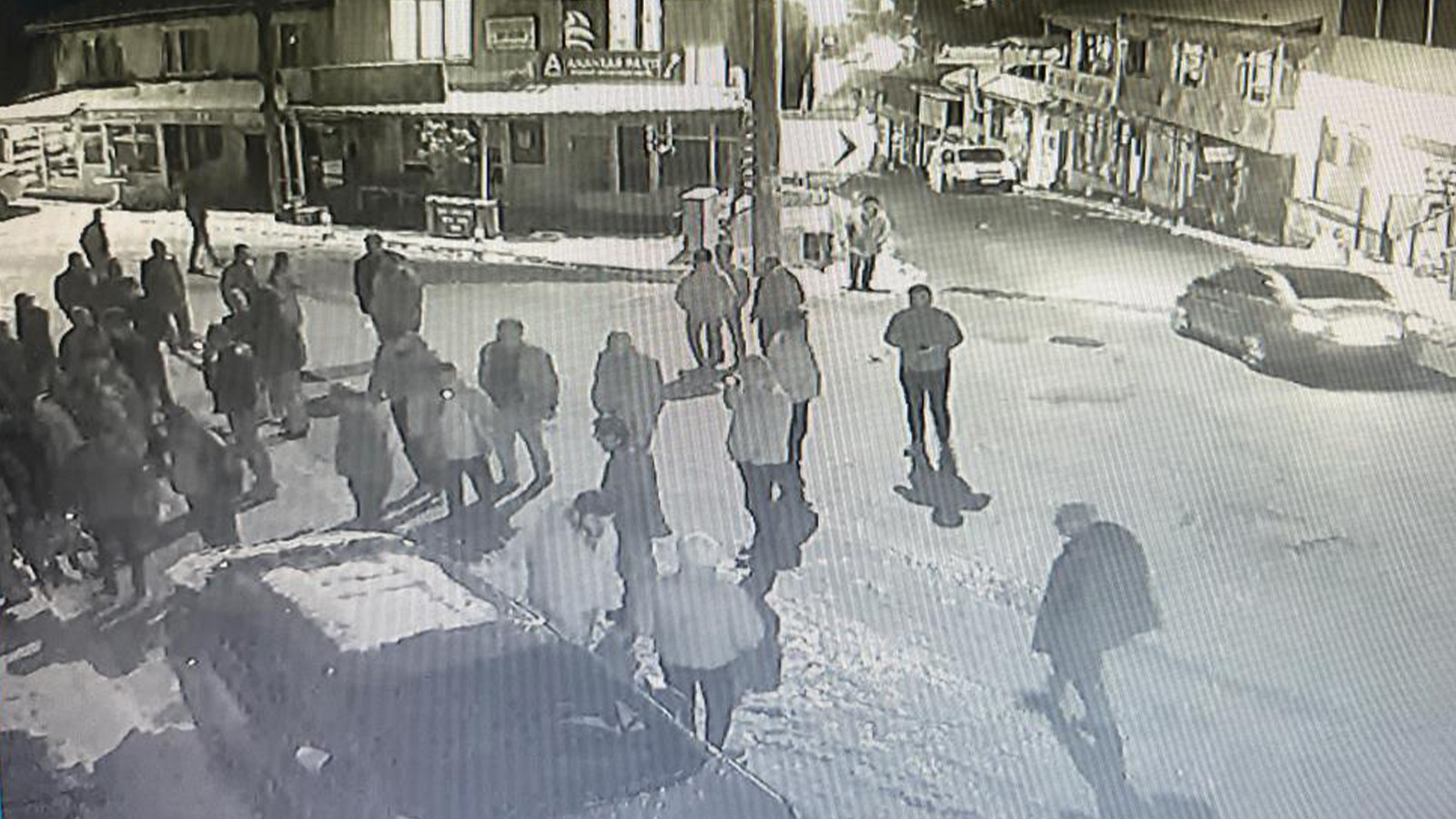 17 yaşındaki çocuk, husumetlisini silahla vurdu: 2 gözaltı