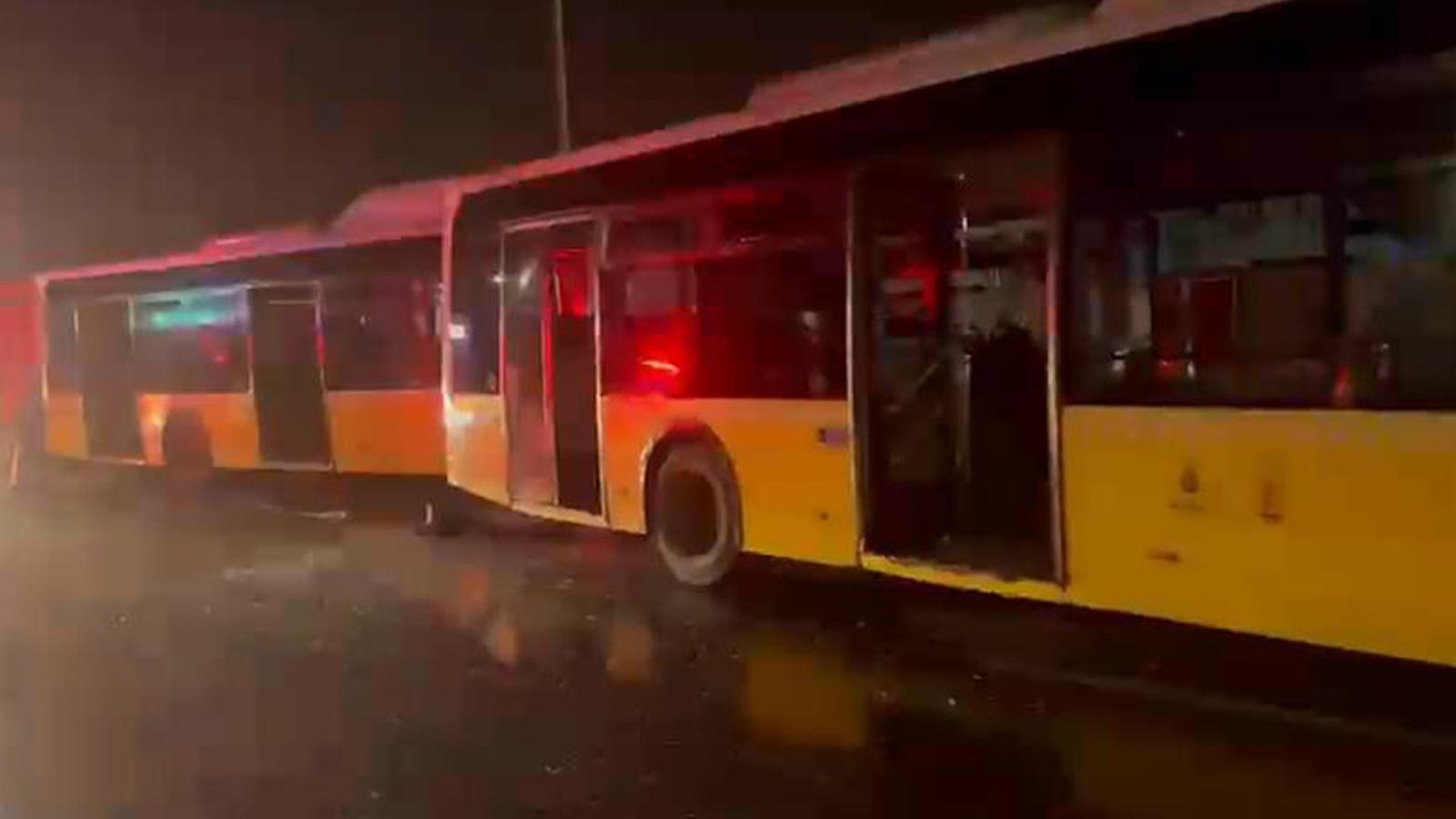 3 İETT otobüsü çarpıştı: Yaralılar var