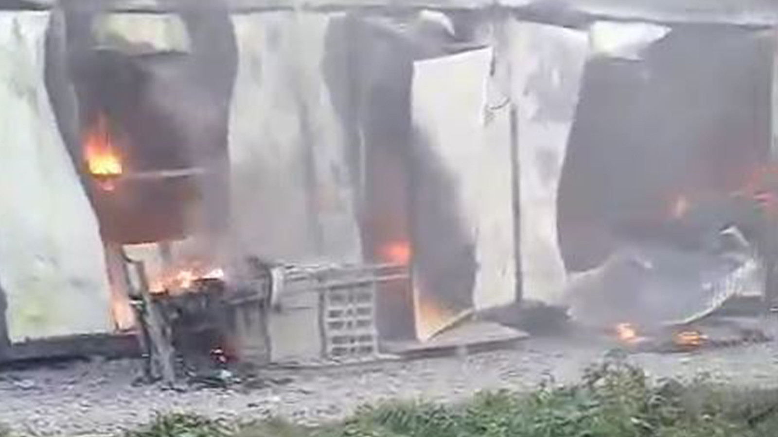 Arnavutköy'de şantiyede konteyner yangını!