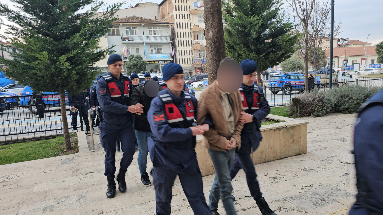 Banka hesabı kiralayıp dolandırıcılara gönderenlere operasyon: Çok sayıda gözaltı var