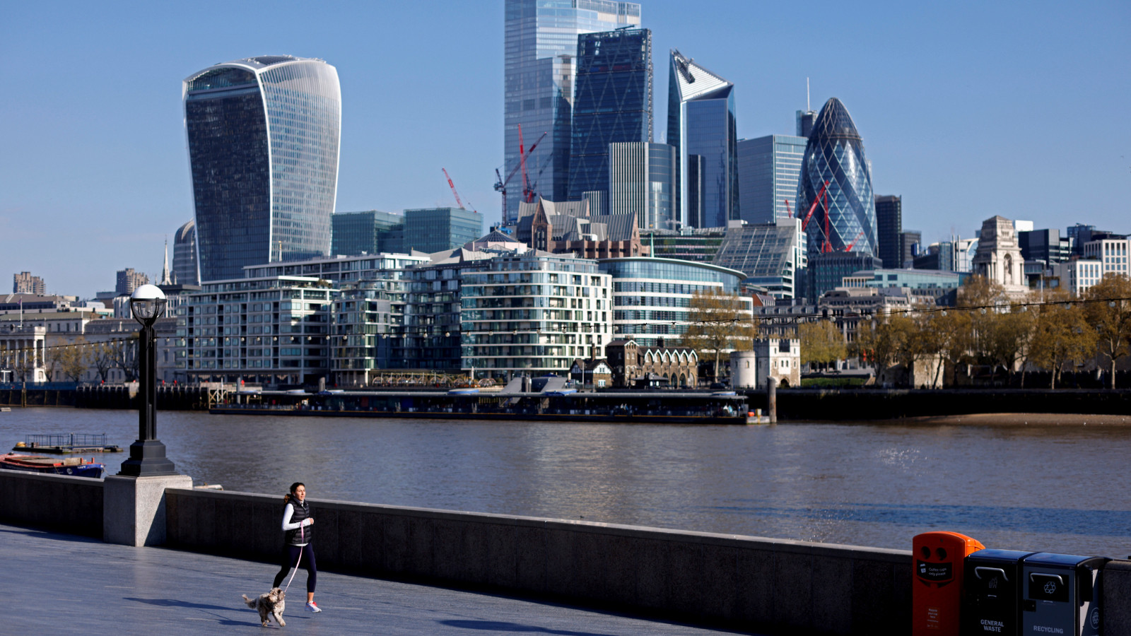 İngiltere ekonomisi beklentilerin üzerinde büyüdü