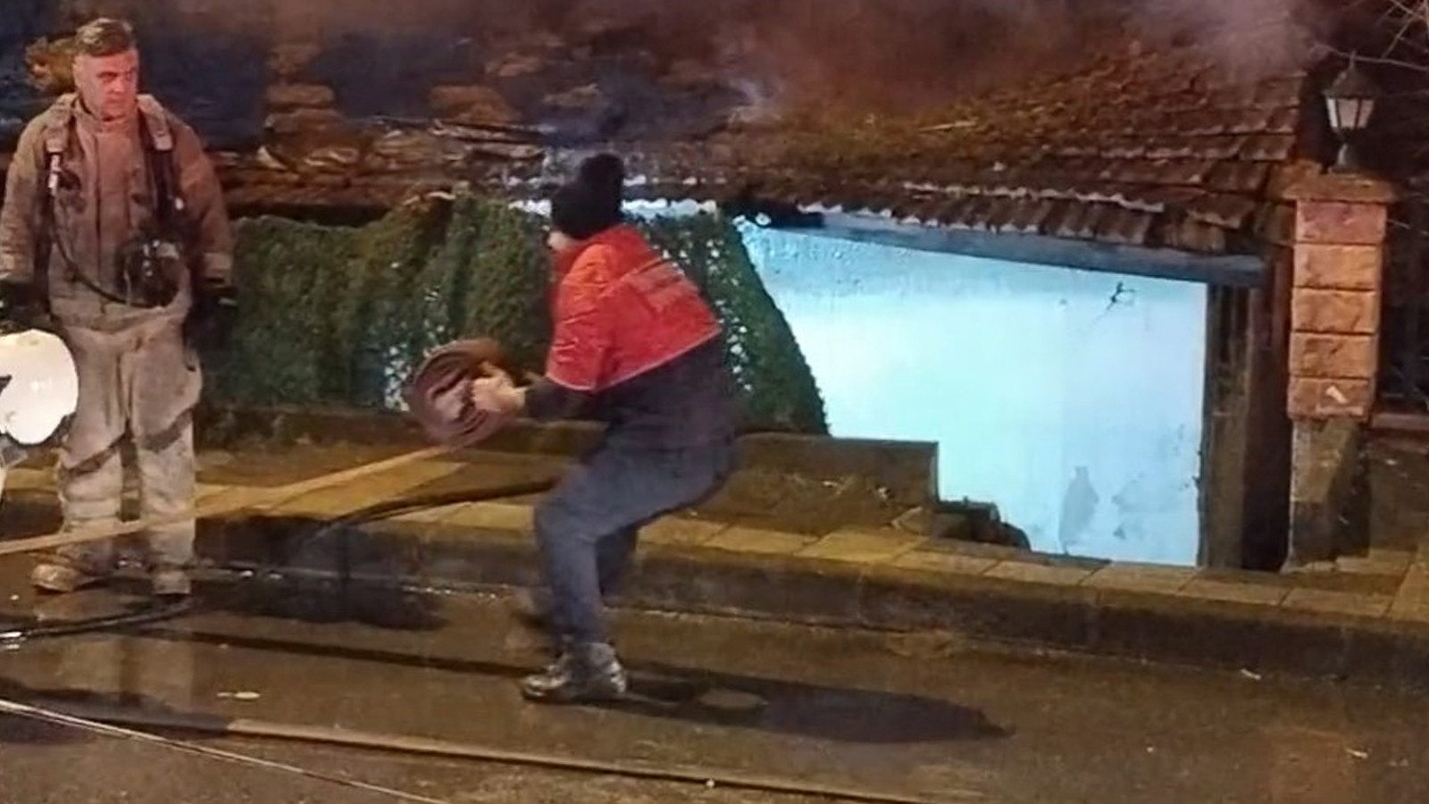 İstanbul Ümraniye'de korkutan gecekondu yangını