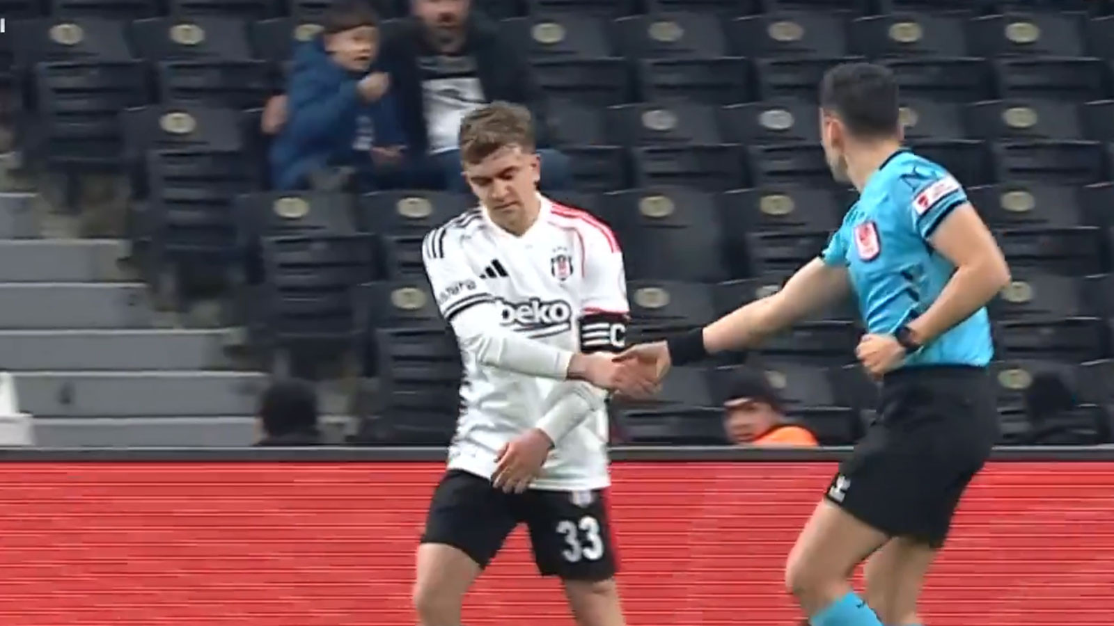 Maçın hakemi Rıdvan Yılmaz'ı tebrik etti