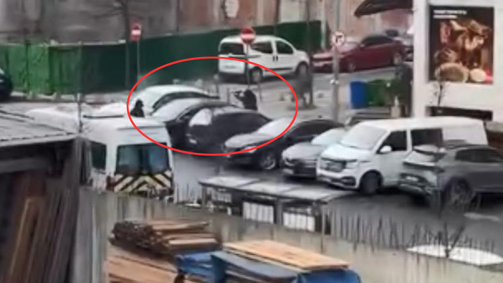 Otomobile otomatik silahla saldırı anbean kamerada!