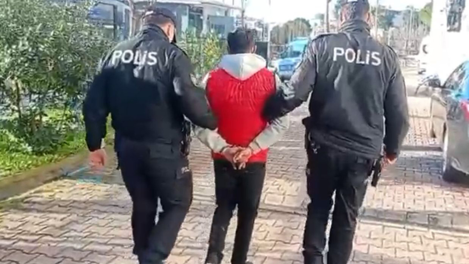 Üvey annesini öldürdü, firar etti, yakalanınca yaşamına son verdi