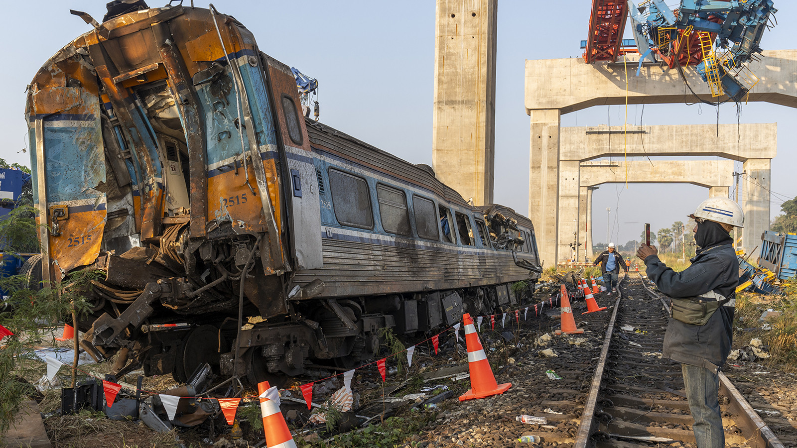 Vinç yolcu treninin üzerine düştü! Tayland'daki faciada can kaybı arttı