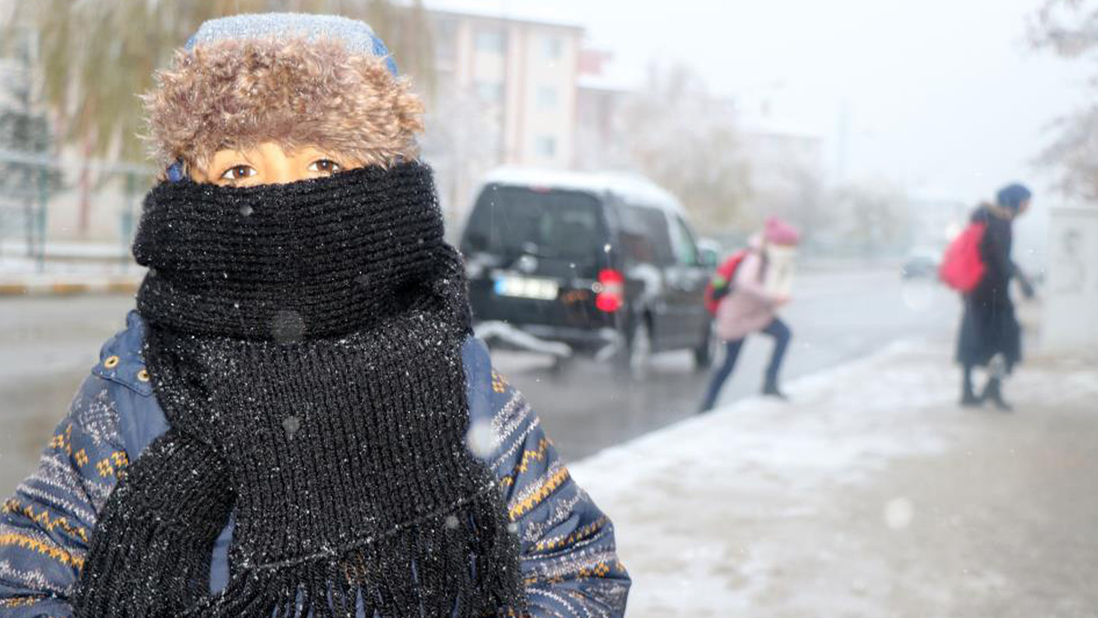 Gece başlayan kar etkisini artırdı; güne beyazlar içinde başladılar