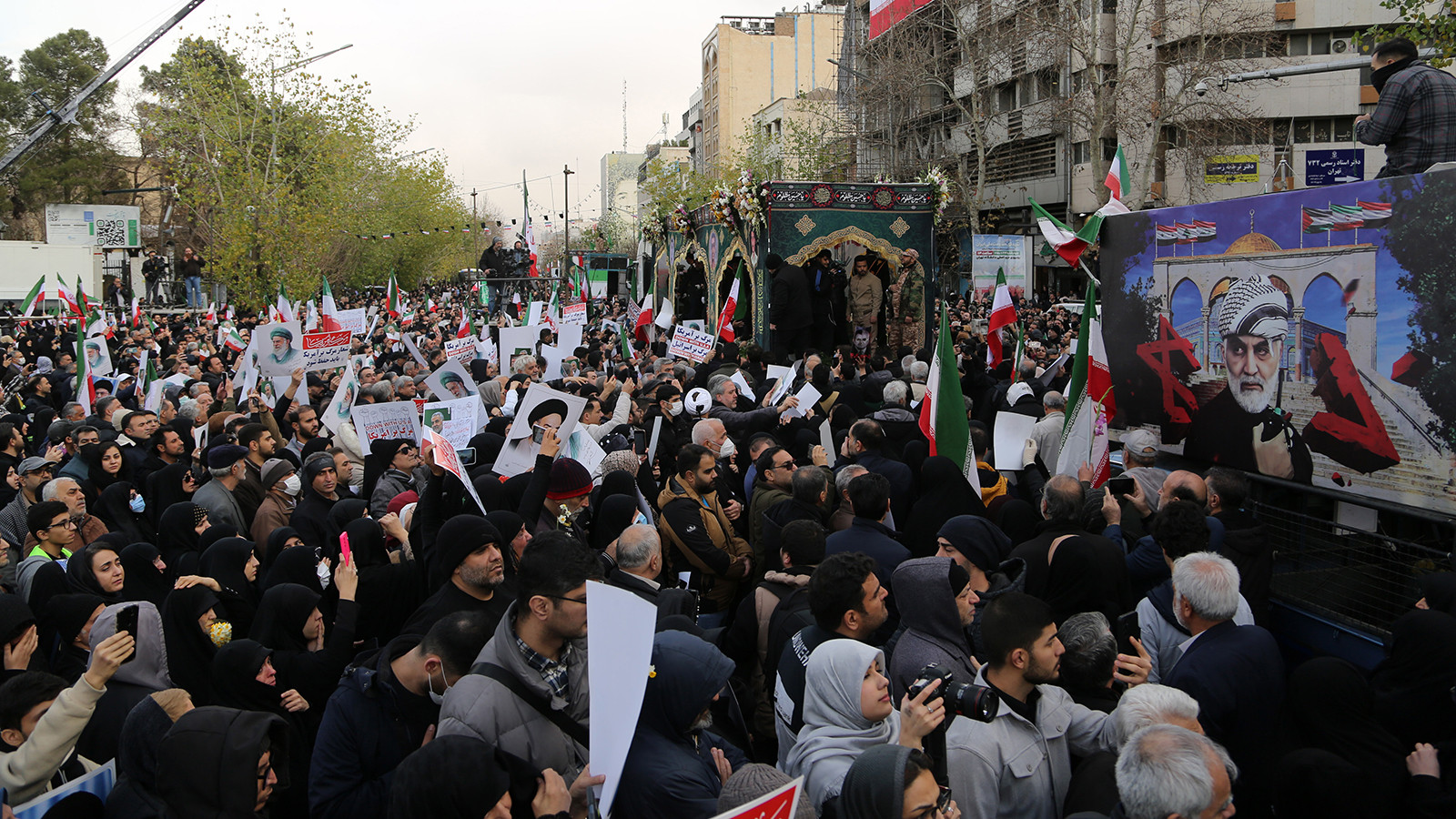 İran'daki protestolarda ölenlerin sayısı 2 bin 677'ye yükseldi
