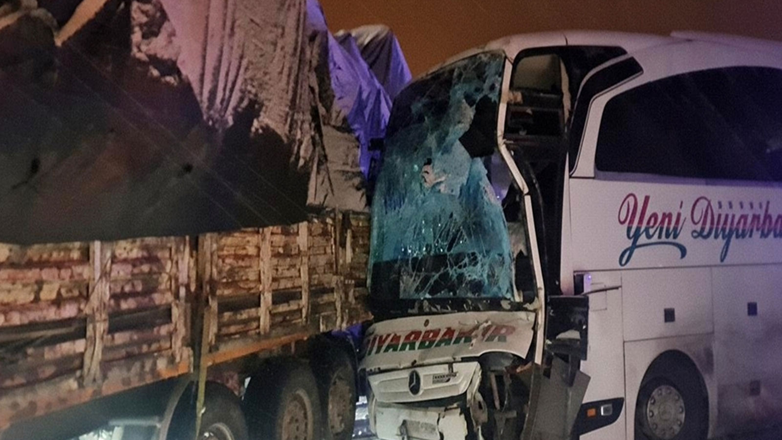 Bingöl’de feci kaza! Yolcu otobüsü tıra çarptı