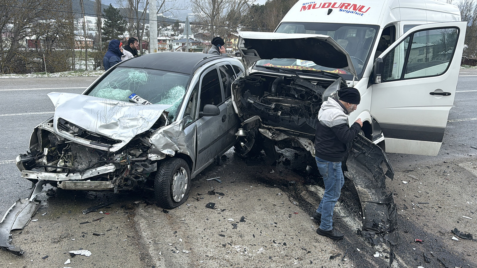 Bolu'da otomobil ile minibüs çarpıştı: Ölü ve yaralılar var