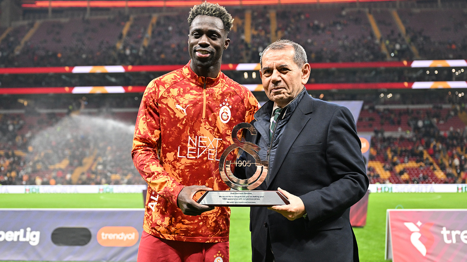 Galatasaraylı Davinson Sanchez'e plaket verildi