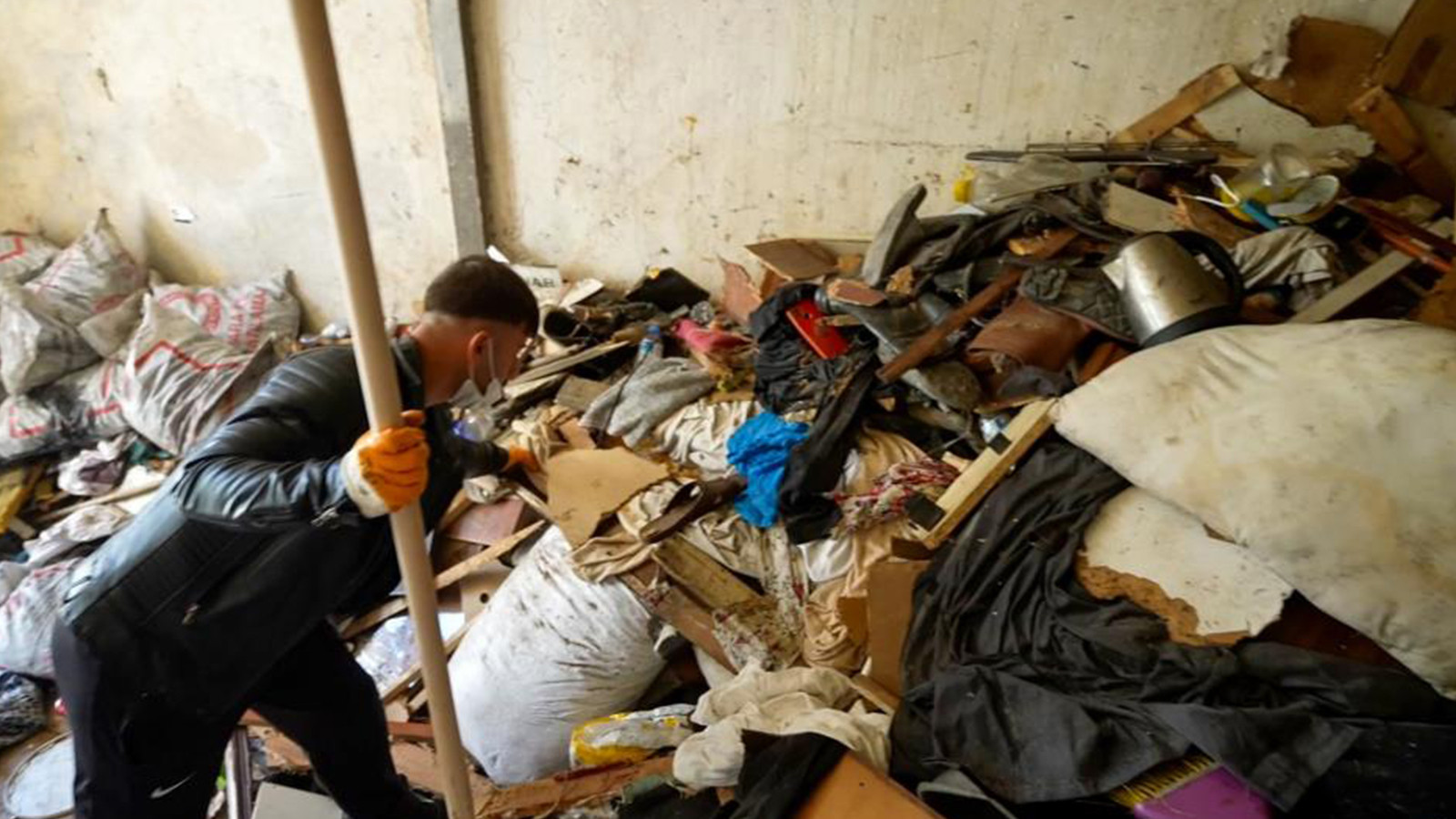 Kötü koku şikayetine giden ekipler şoke eden manzarayla karşılaştı