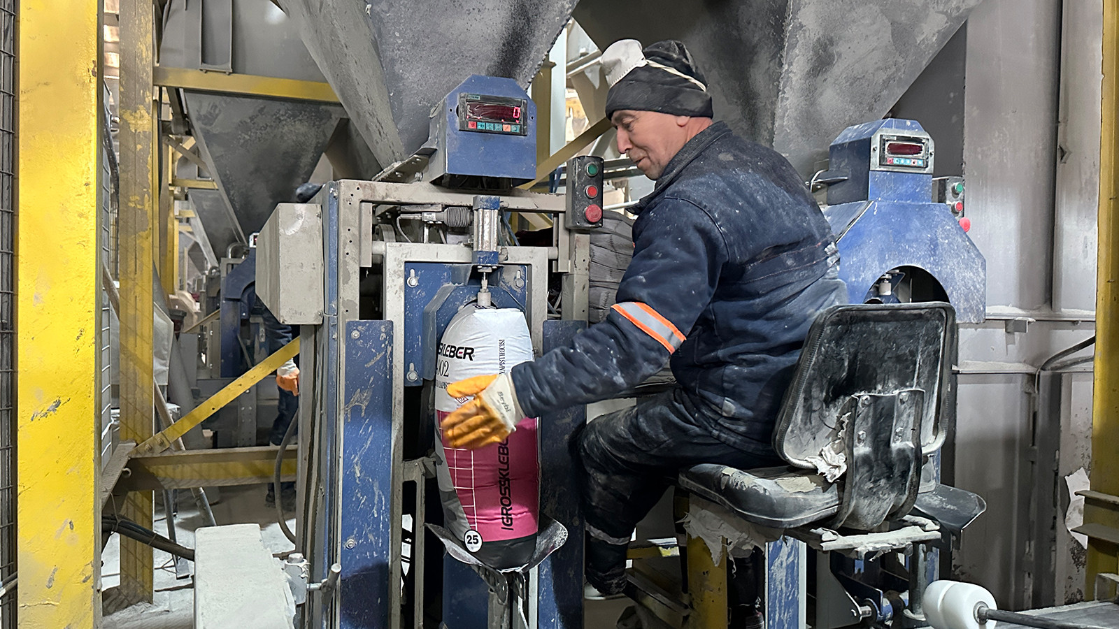 Köy köy dolaşıp anonsla işçi arıyorlar; kimseyi bulamayınca Hindistan ve Venzuela'dan işçi getirdiler