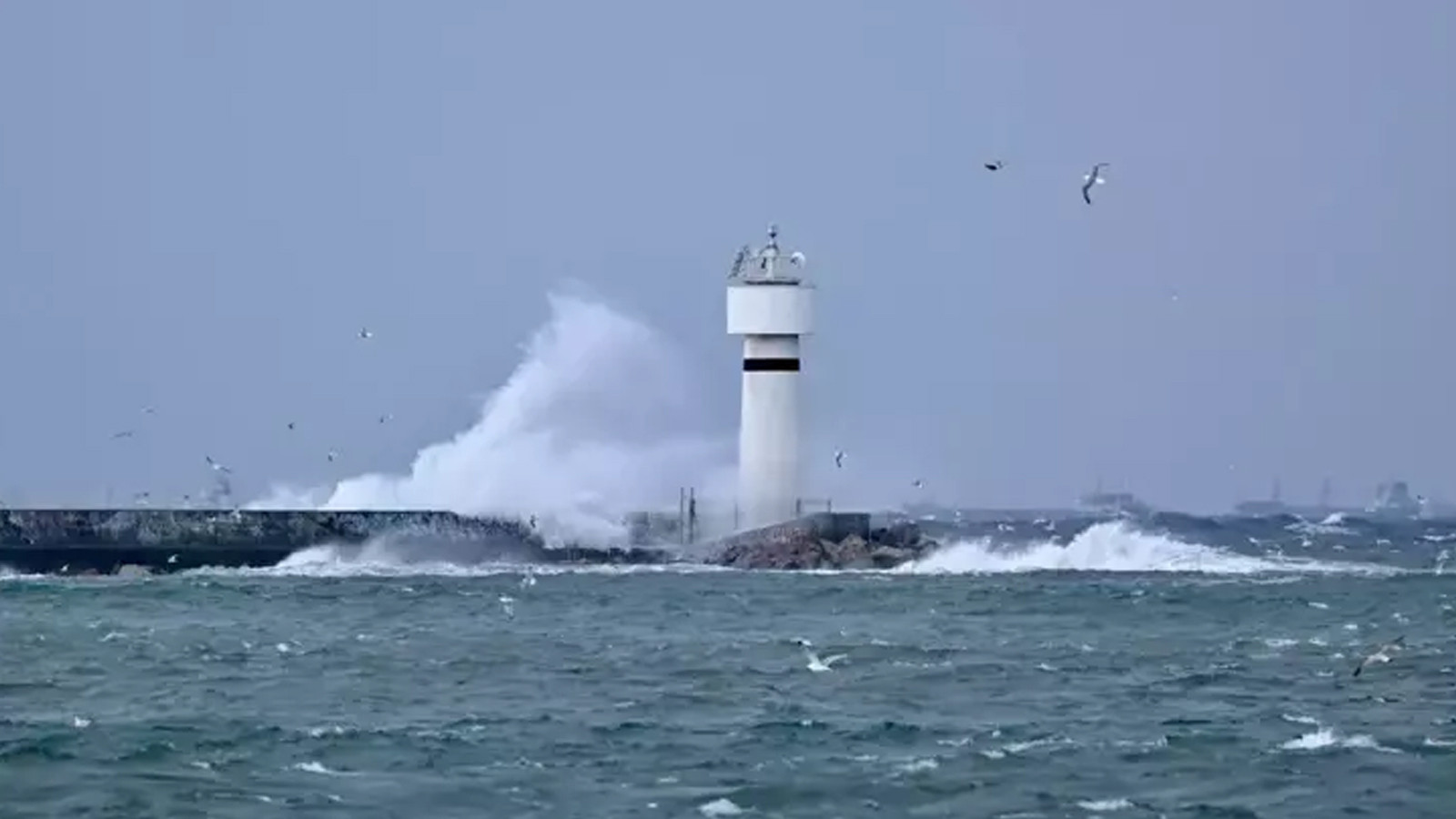 Marmara'da fırtına uyarısı: Seferler iptal edildi