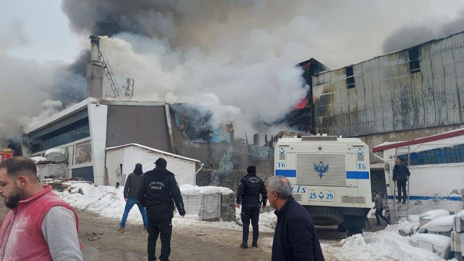 Sanayi sitesinde büyük yangın: 5 kişi hastaneye kaldırıldı