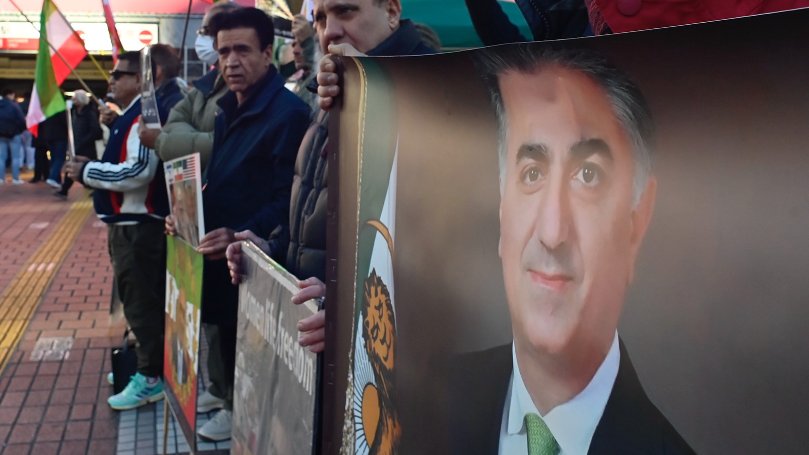 Sürgündeki Rıza Pehlevi'den İranlılara çağrı!