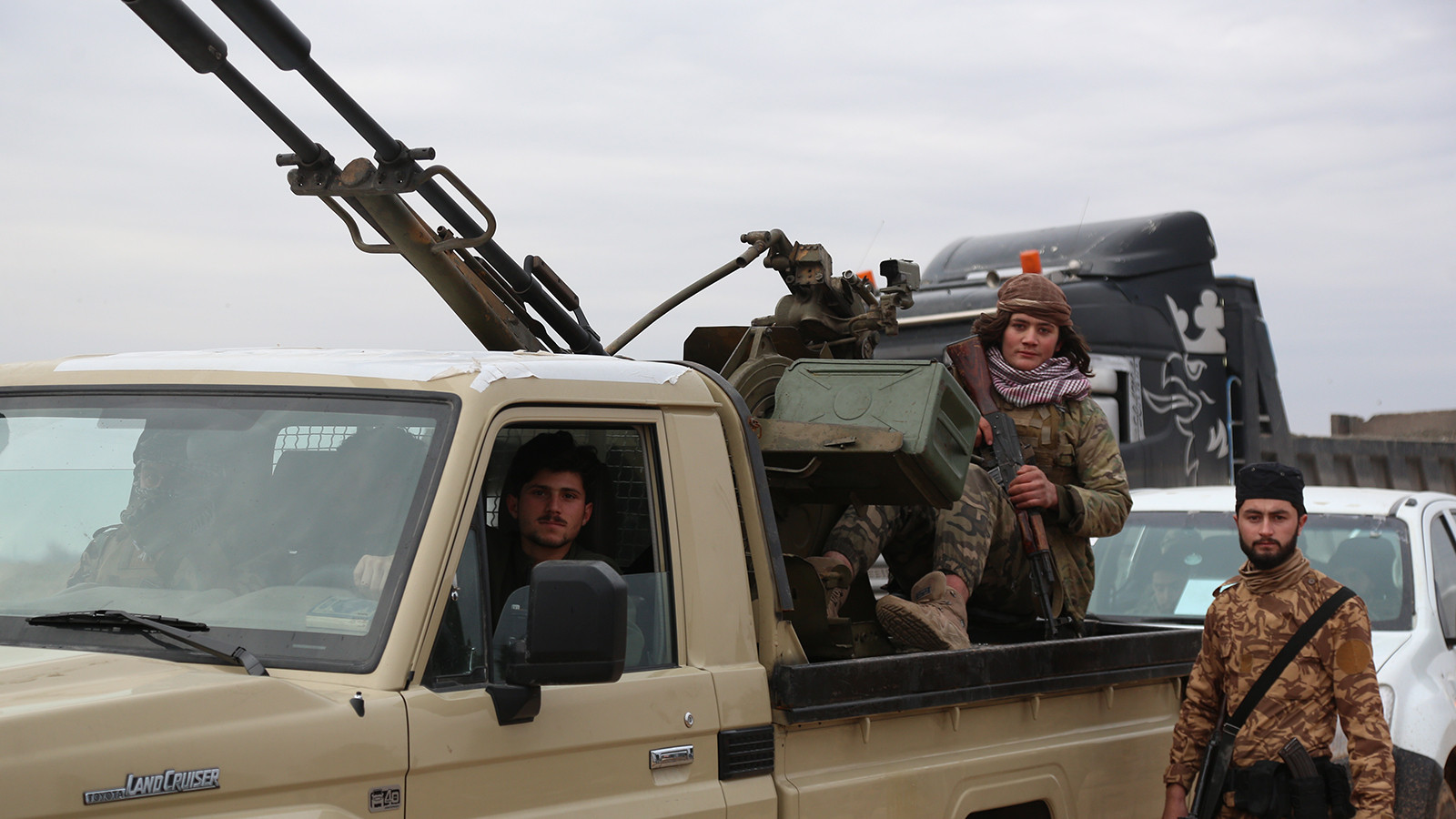 YPG/SDG Fırat'ın doğusuna çekiliyor! Suriye ordusu Deyr Hafir'e girdi