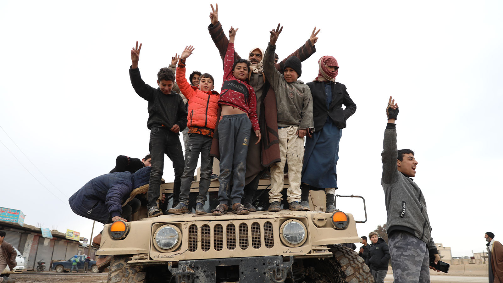 Suriye ordusunun kuşatması altındaki Tabka’dan YPG/SDG unsurları çekiliyor