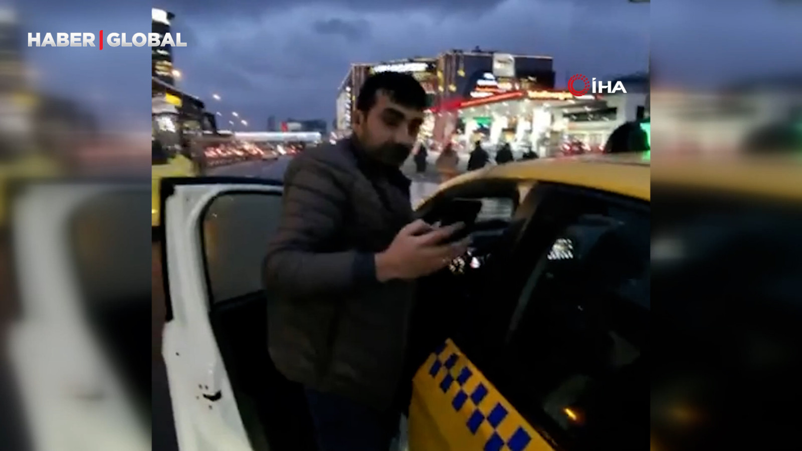 Taksici trafiği yoğun buldu, aldığı yolcuyu tekrar indirdi, vatandaşlar tepki gösterdi