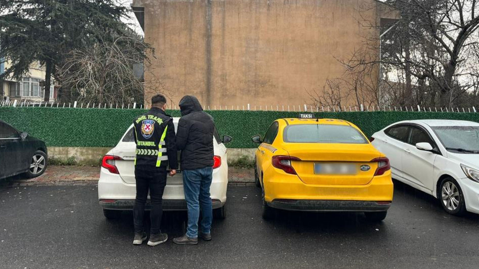 Yolcu seçen taksi şoförü trafikten men edildi