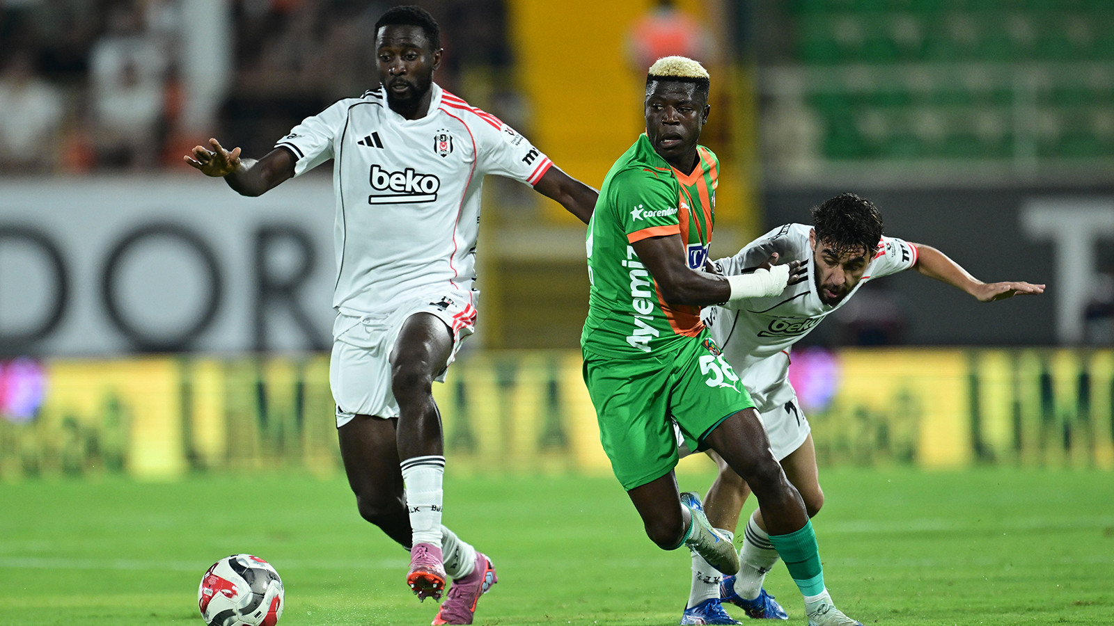 Beşiktaş'a Wilfred Ndidi'den kötü haber