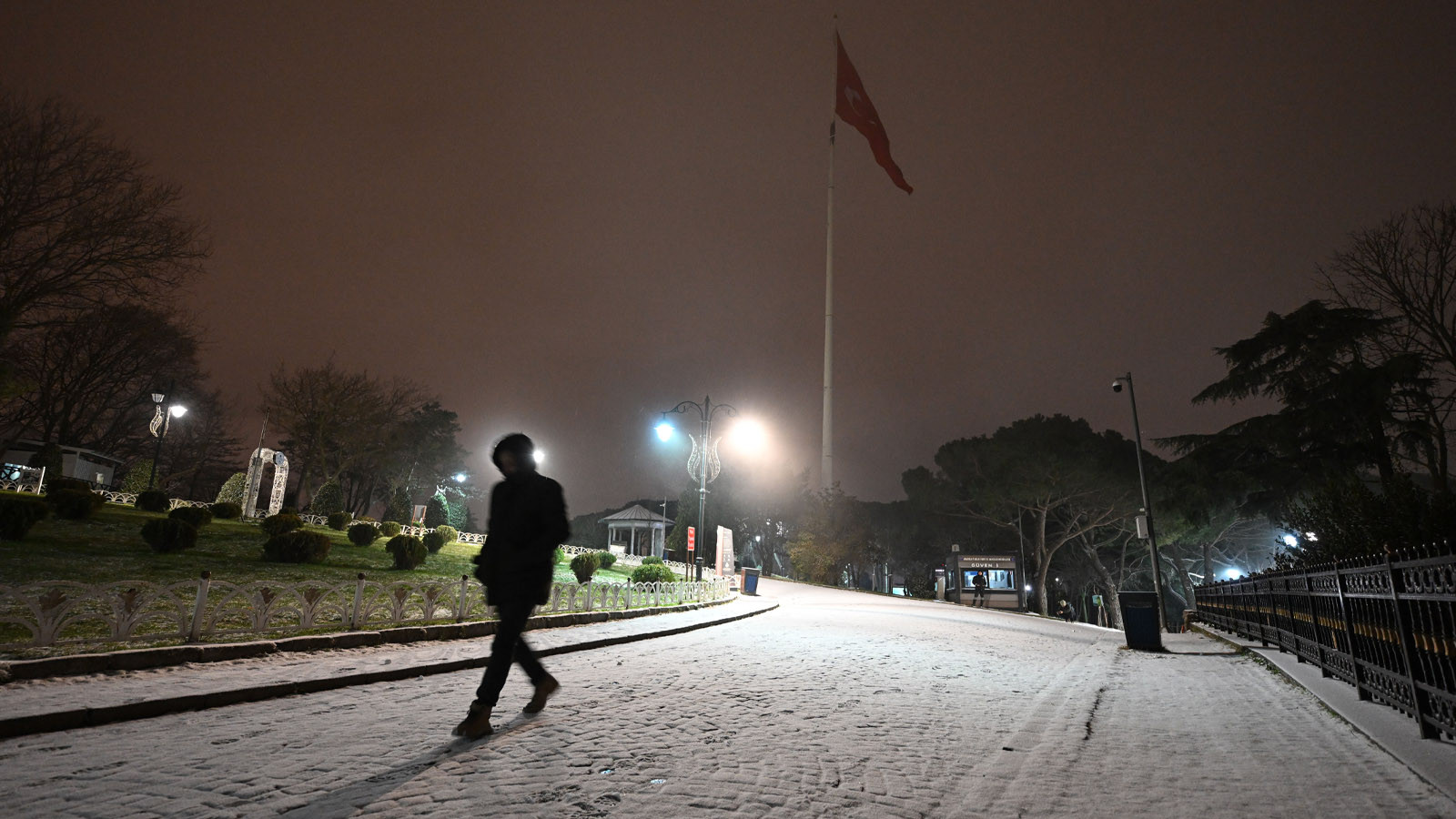 İstanbul'a beklenen kar geldi; her yer beyaza büründü