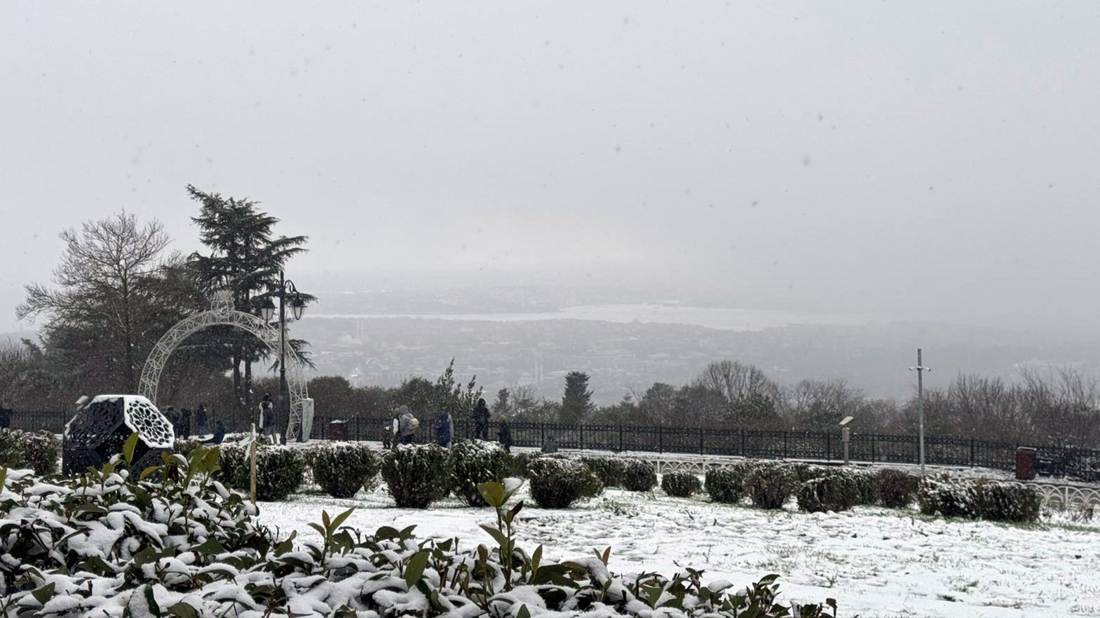 İstanbul'da kar etkili oluyor! Her yer beyaza büründü: Kar ne kadar sürecek?